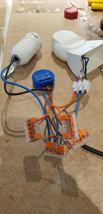 Elektrisk krets med kondensatorer, kablar, kopplingsklämmor och Shelly-enhet för smart hemautomation.