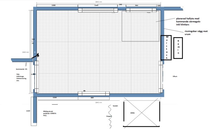 Arkitektonisk ritning av en planerad hall med måttangivelser och detaljer som värmegolv och rivningsbar vägg.