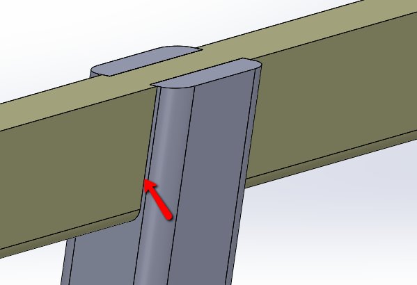 3D-renderad bild av träkonstruktion med röd pil som markerar 1mm glapp före fogmöte.