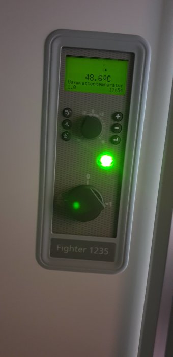 Display av en värmepump med modellnamnet Fighter 1235 visar 48,6°C och varmvattentemperatur.