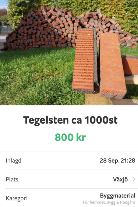 Hög med cirka 1000 röda tegelstenar till salu för 800 SEK på gräsplätt.