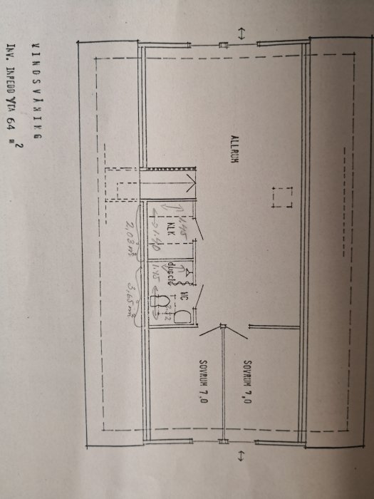 Sektionsritning av ett övervåningens plan med måttangivelser och rumsuppdelning.