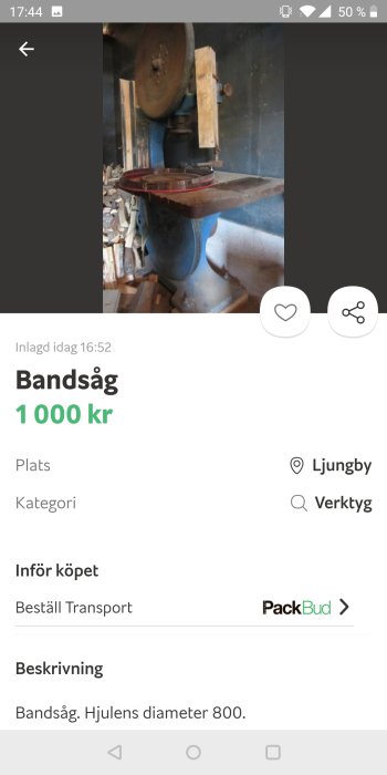 Bandsåg till salu med synligt blad och hjul, placerad i ett verkstadsutrymme.