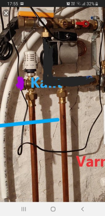 Värmesystem med markerad cirkulationspump och justerskruv för distribution av golvvärme.