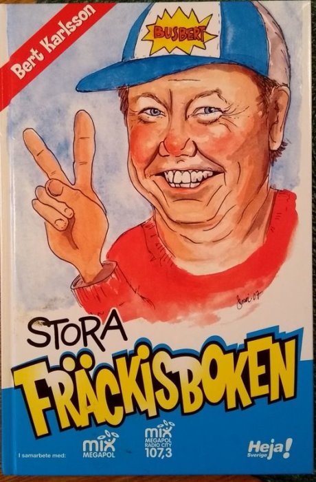 Bokomslag med titeln "Stora Fräckisboken" och en tecknad figur som gör ett "peace"-tecken.