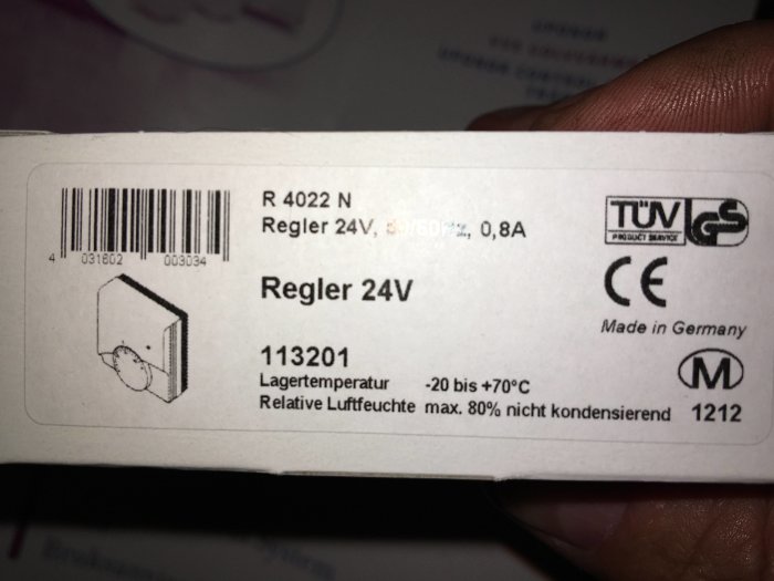 Etikett med tekniska specifikationer för en 24V regulator, inklusive strömförbrukning och temperaturintervall.