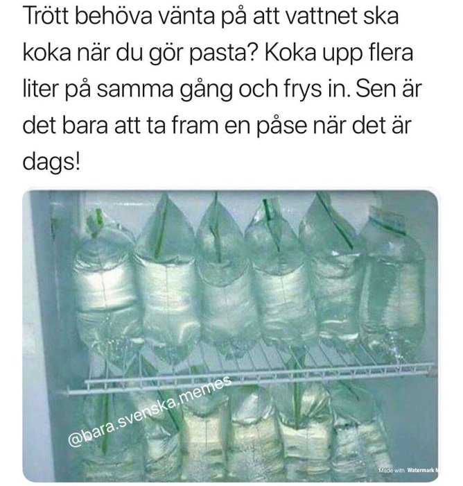 Flera plastpåsar fyllda med fryst vatten i en frys för att användas vid pastakokning.