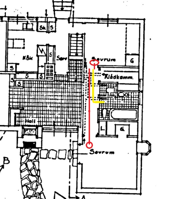Ritning av hus med markerade vägar för ventilation från sovrum och badrum upp till vinden.