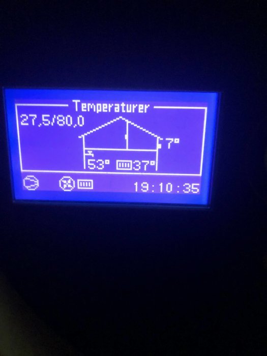 Digital display av värmepumpens värmekurva som visar temperaturinställningar 27,5/80.