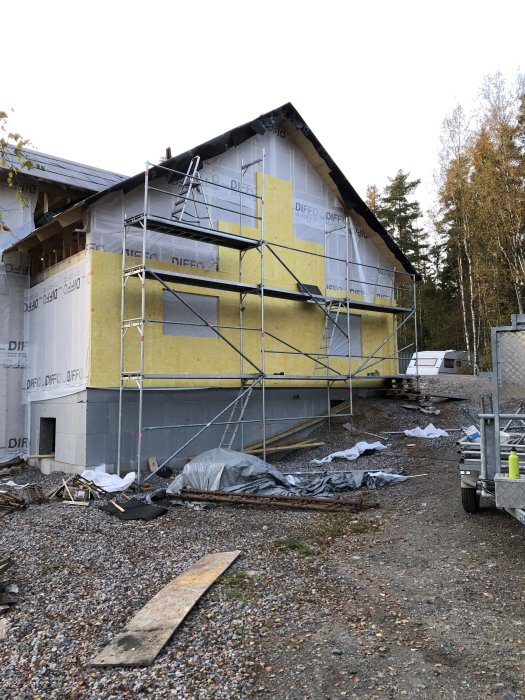 Hus under renovering med nyinstallerad byggnadsställning för säkerhet.