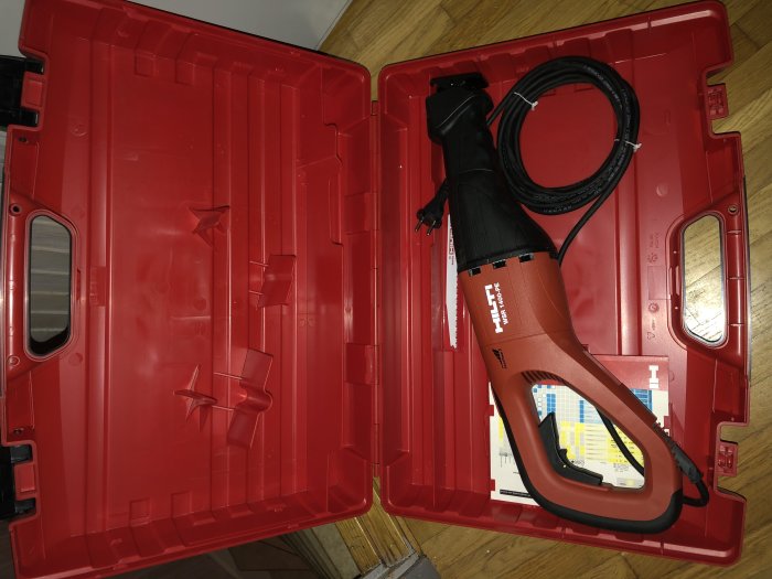 Ny Hilti WSR1400-PE tigersåg i öppen röd väska med strömkabel och manual, obegagnad och klar för användning.