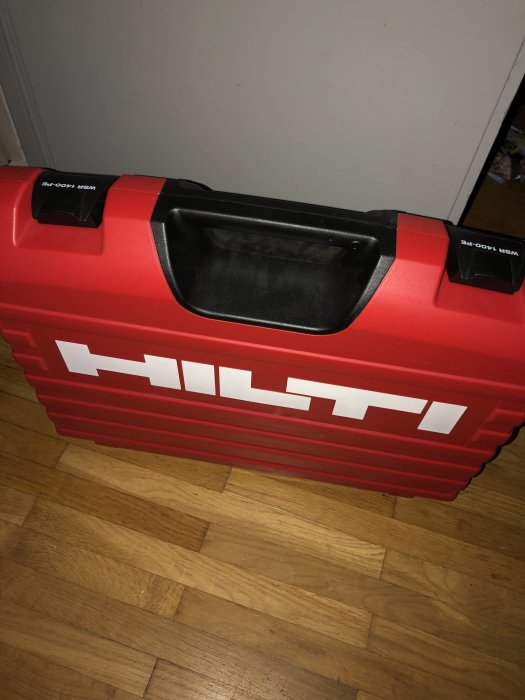 Helt ny Hilti WSR1400-PE i väska på trägolv, oanvänd och redo för försäljning eller byte.