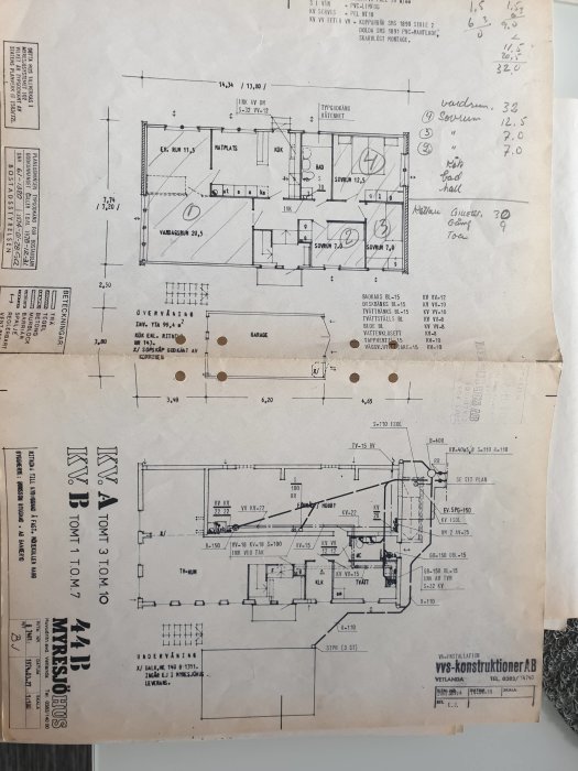 Äldre arkitektritning av en bostad med handskrivna noteringar och dimensioner.