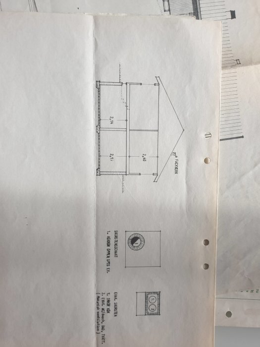 Arkitektritning över en byggnadsplan med mått och symboler.