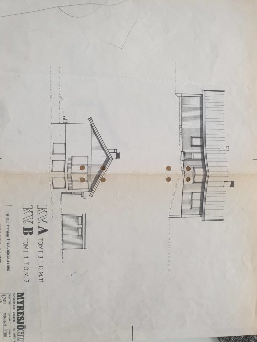 Arkitektritningar av ett enfamiljshus med två etage, i skala, med måttangivelser.