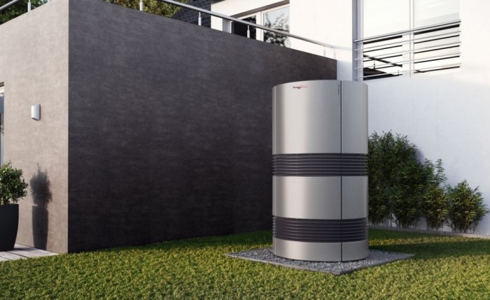 Viessmann Vitocal 300-A värmepump utomhus bredvid en modern villa.