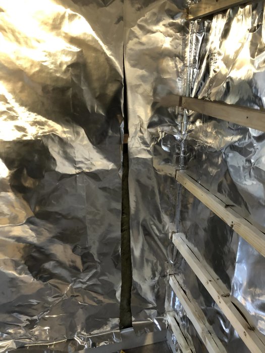 Folie i bastu med reparationstejp och uppsatt läkt klar för panelinstallation.