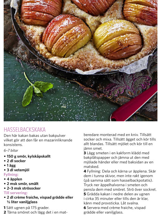 Hasselbackskaka med skivade äpplen och kanel strödd över, serveras med ett förslag av grädde.