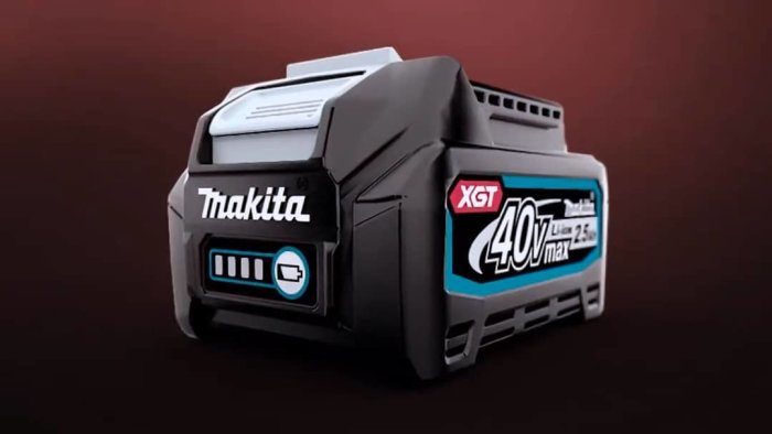 Makita 40V max XGT batteri på en mörk bakgrund.