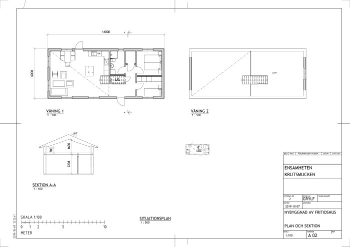 Ritningsplaner för ett tvåvåningshus med detaljerade mått och layout för varje våning samt en sektion.