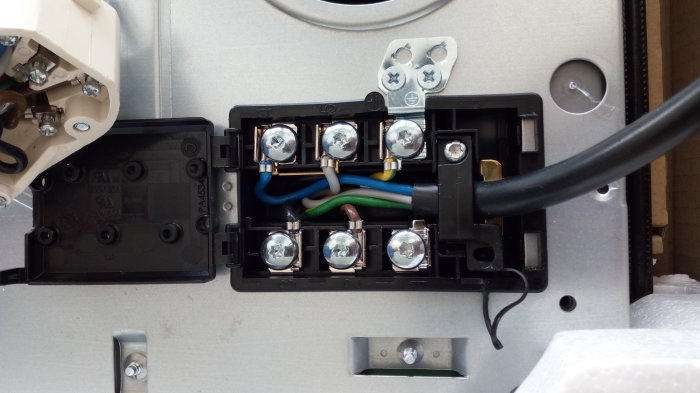 Inkoppling av en 2,5 mm2 kabel till en spishäll med monterad bygel.