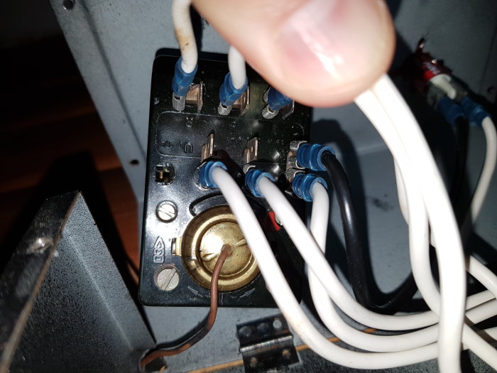 Elektrisk termostat med inkopplade fasledningar R, S, T och utgångar U, V, W till plintar.