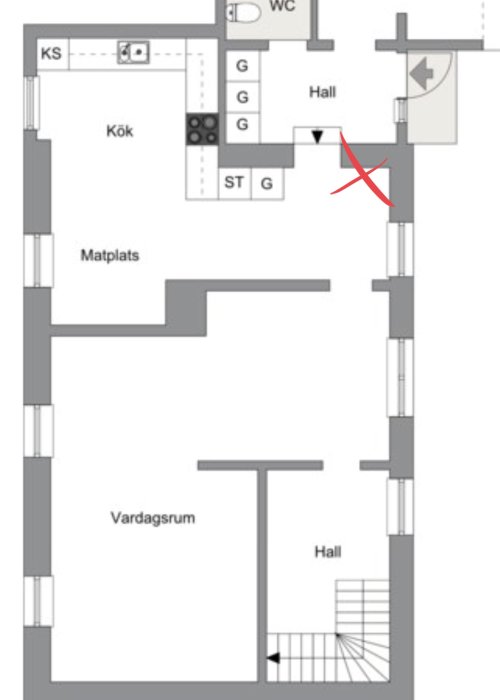 Ritning av bottenvåning i 1½-planshus med markerat förslag för placering av luftbehandlingsenhet.