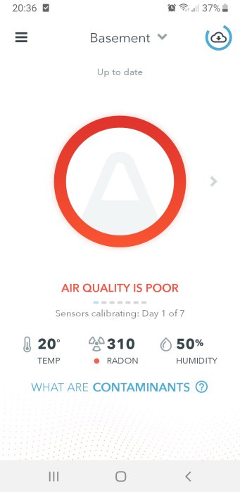 Airthings Wave-app med 'Luftkvalitet är dålig', 310 Bq radonnivå och 50 % fuktighet i källaren.