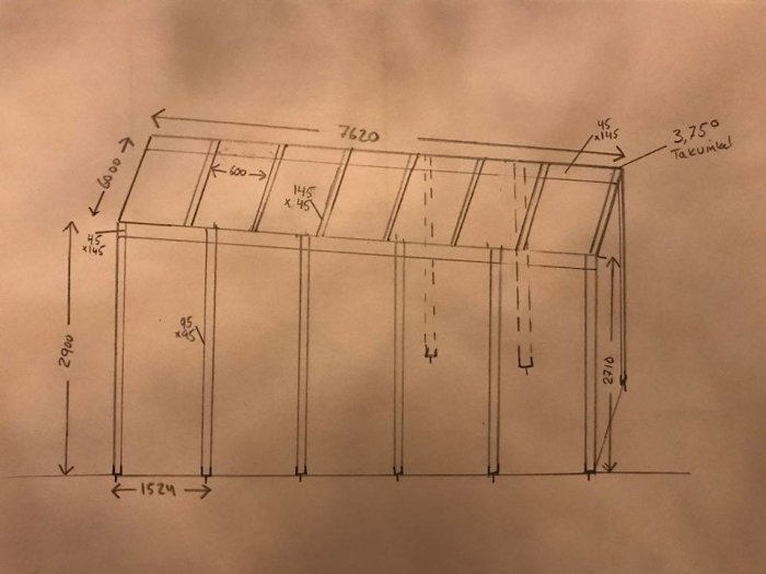 Handritad skiss av en carport med måttangivelser.