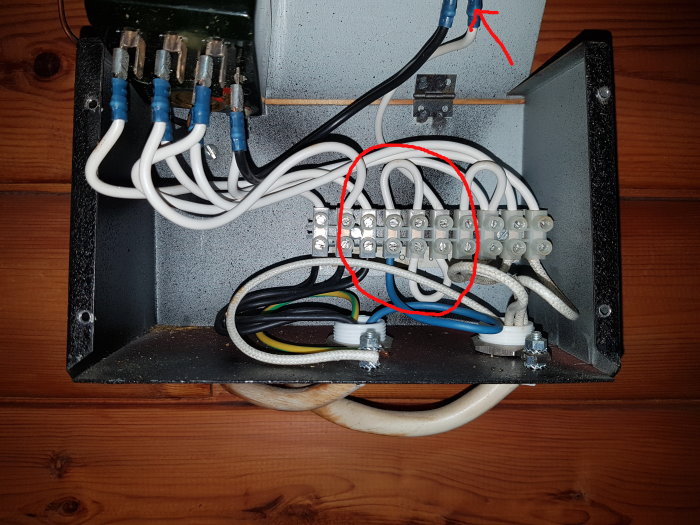 Elkopplingslåda med inringade kopplingar och pil som pekar mot möjlig kontrollampa.