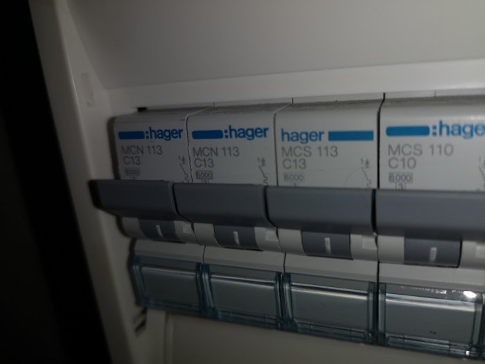 Säkringspanel med 13A säkringar märkta 'hager MCN 113 C13' och en 'hager MCS 110 C10'.