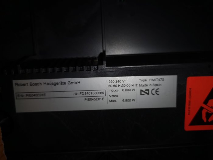 Etikett på en Bosch induktionshäll som visar modellnumret PIE645E01E och maxeffekten 6800W.