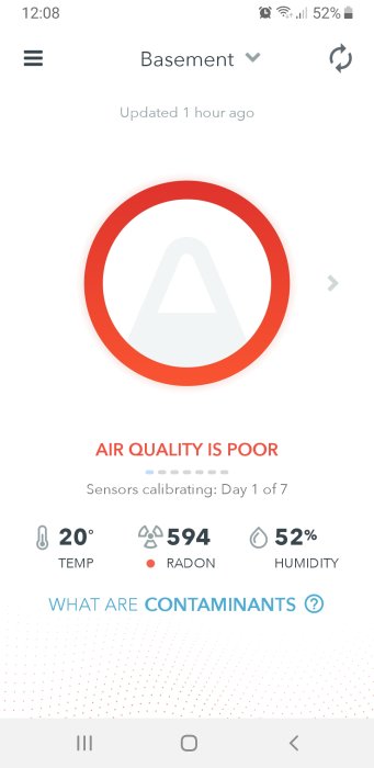 Skärmdump av luftkvalitetsmätare visar DÅLIG luftkvalitet med hög radonhalt och fuktighetsmätningar.