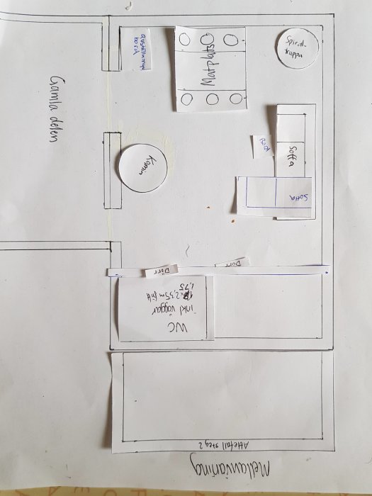 Skalenlig handritad skiss av husplan med markerade mått för entreplan och källare.