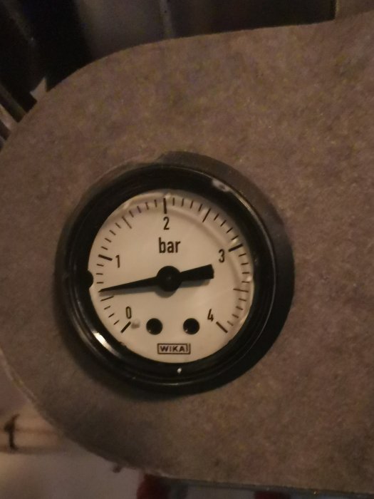 Manometer för värmesystem som visar ett tryck på ungefär 2,8 bar.