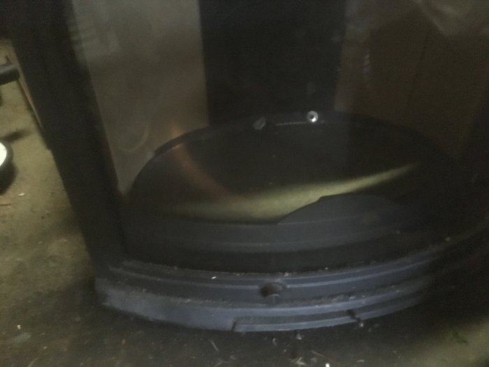 Närbild på en ugnslucka med skadad tätning och spår av slitage.