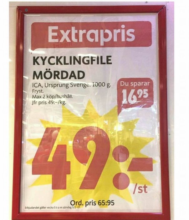 Reklamskylt med "Extrapris KYCKLINGFILE MÖRDAD", prisinformation och rabattmarkering.