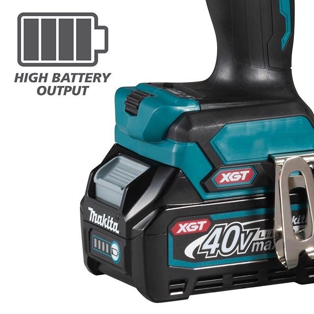 Makita XGT 40V max Li-Ion batteri med indikator för hög batterikapacitet och integrerat bärhandtag.