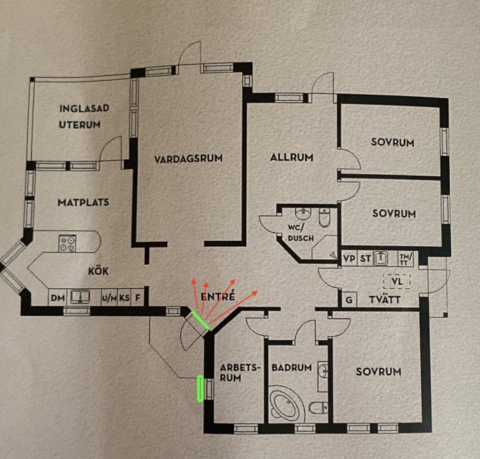 Ritning av en enplansvilla med markerad position för en tänkt luftvärmepump ovanför entrén.