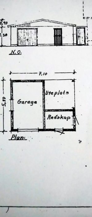 Ritning med en planlösning och fasad av ett garage med integrerad uteplats och förrådsdel.