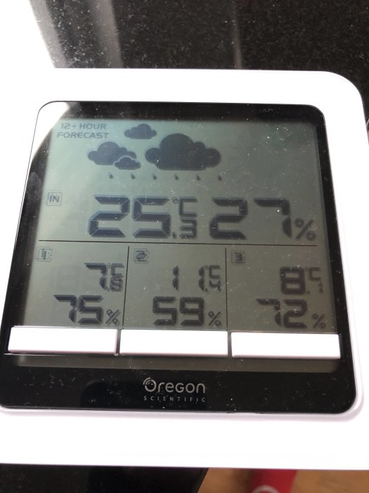 Digital termometer och hygrometer visar temperatur och luftfuktighet inomhus och utomhus.