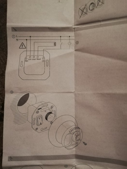 Schematisk illustration av en elinstallation för golvvärme med märkningar och komponentdetaljer.