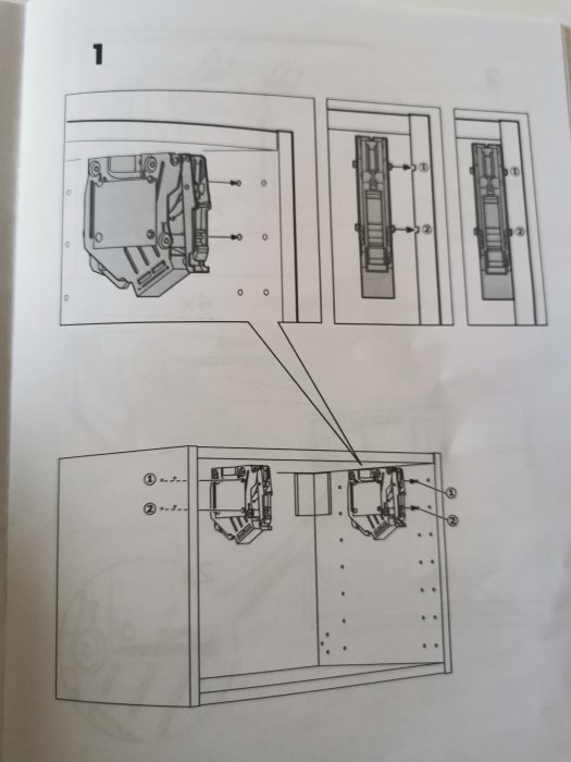 Illustration av IKEA UTRUSTA gångjärnsinstallation i köksskåp med måttangivelser.