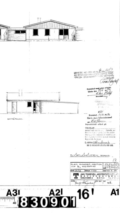 Arkitektritningar av en enplansvilla med mått och textannoteringar, daterade och stämplade av myndigheten.