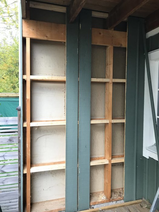 Altan under renovering med barriärer, isolering och träreglar synliga, redo för isolering och glasning.