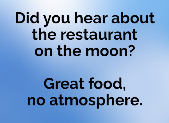 Text skämtande om en månrestaurang: "Did you hear about the restaurant on the moon? Great food, no atmosphere." mot blå bakgrund.