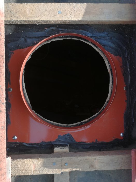En monterad ventilationshuv i tak med synlig öppning mellan under- och överbeslag på byggnad.