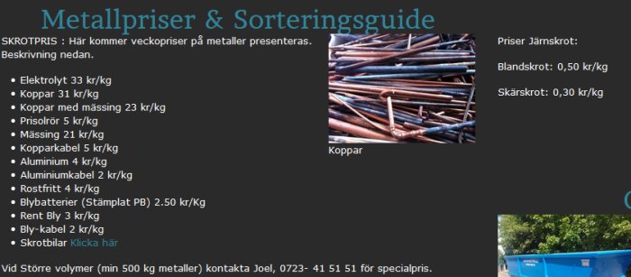 Webbsida med lista över metallpriser för skrot, inklusive koppar och mässing, bredvid en bild av hopbundna kopparledningar.