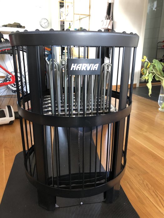En ny Harvia Legend bastuugn på ett golv inne i ett hem, redo för installation i bastun.