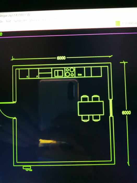 Ritning av kökslayout med måttangivelser på en datorskärm.